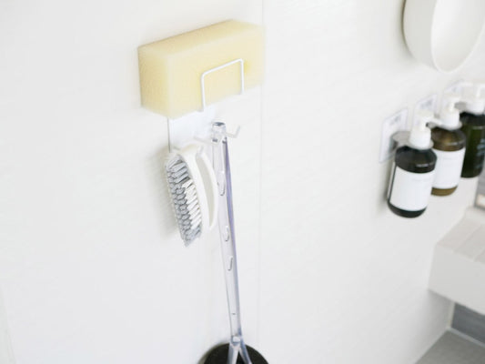 浴室壁にマグネットで固定されたクリーニングツールホルダー