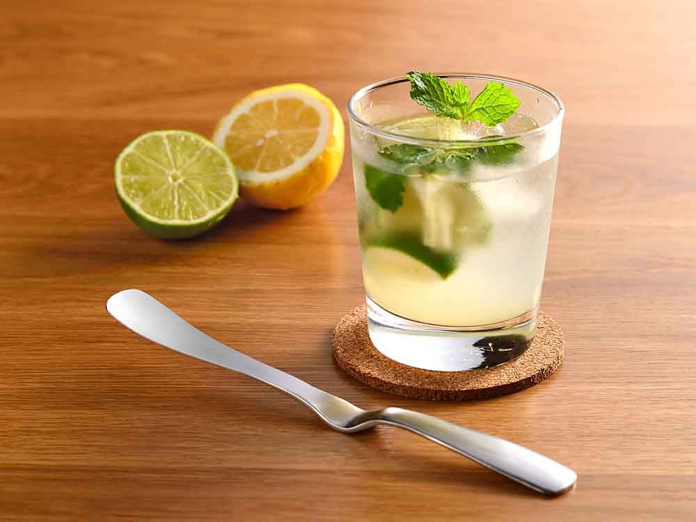 テーブルを汚さないオークスのジャムヘラスプーンとレモン