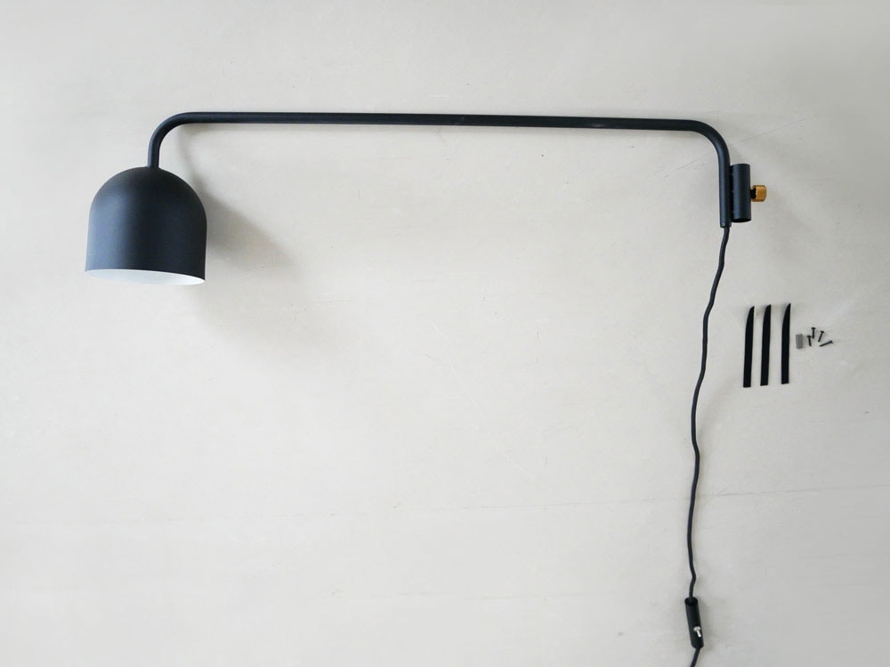 【DRAW A LINE】009 Lamp Cの黒い縦付け照明器具