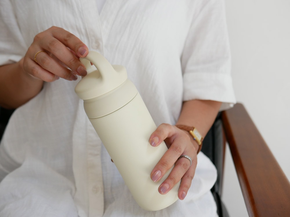 キントーのDAY OFFタンブラーを子供が飲んでいる