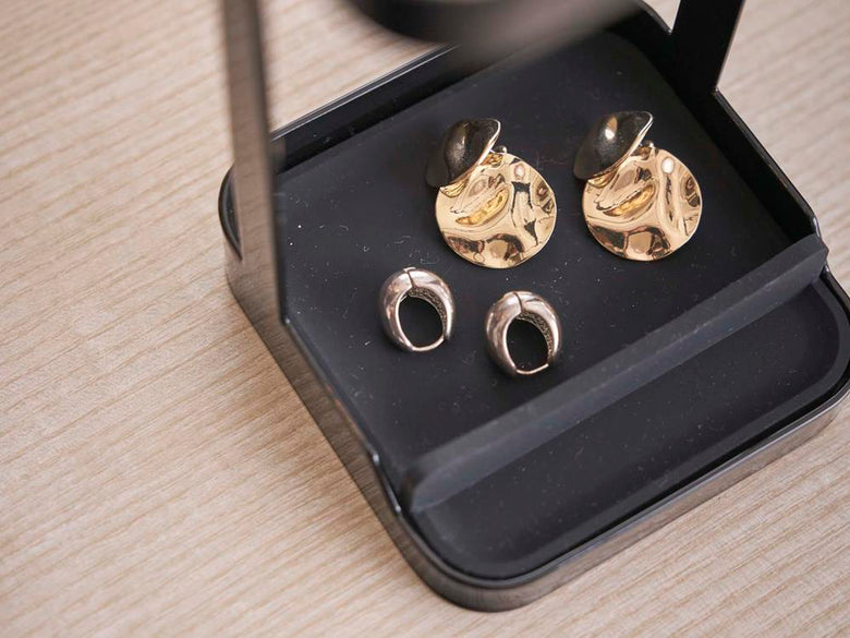 YAMAZAKIブランドの耐熱トレー付きヘアーアイロンスタンド