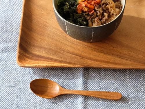 ティークウッドのカトラリーと食器が並ぶテーブルセット