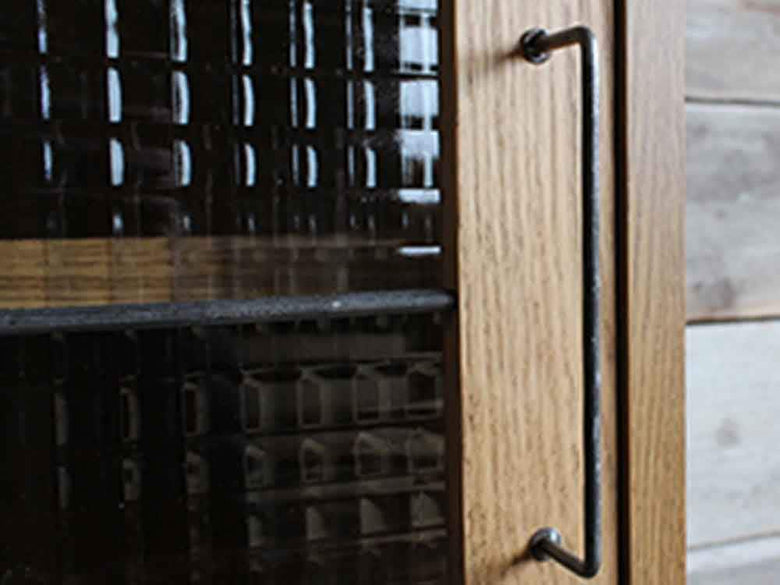 adepecheのオーク材スライドガラスキャビネット、棚付き