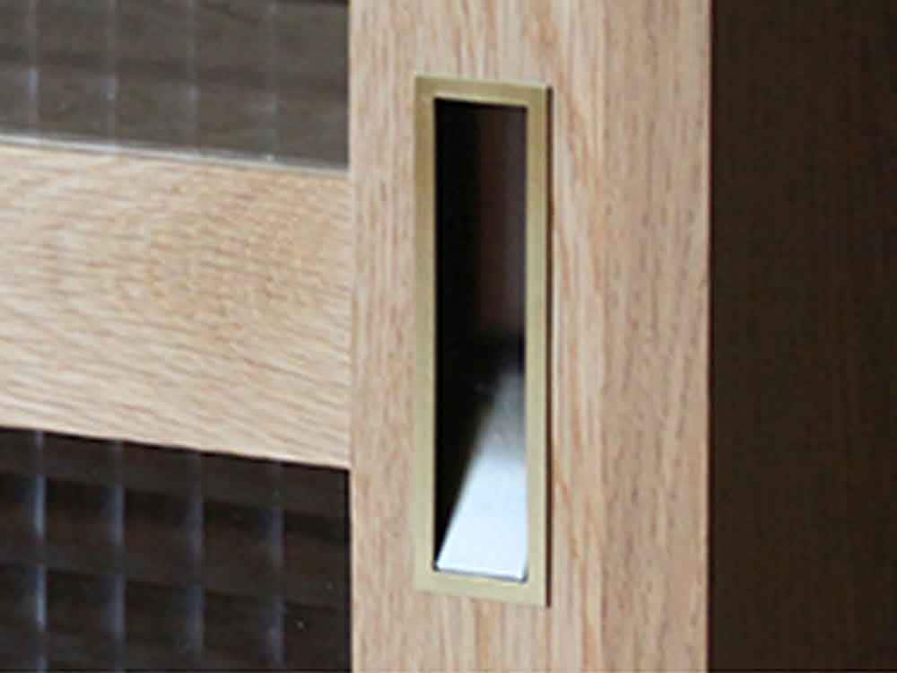 オーク無垢のスライドガラスキャビネット