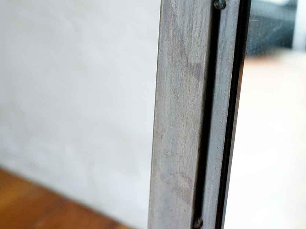 グレーとシルバーの木製フレームミラー