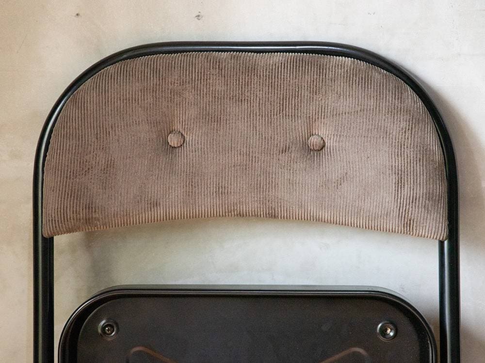 グレーのスチールフレームを使用したDIRECTチェア