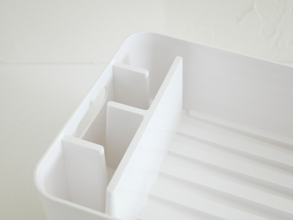 YAMAZAKI/towerブランドのプラスチック製水切りバスケット。キッチンで食器を効率的に乾燥させる家庭用調理器具