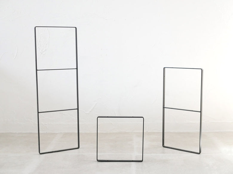 黒皮鉄製のPOSH LIVINGシェルフブラケットと棚