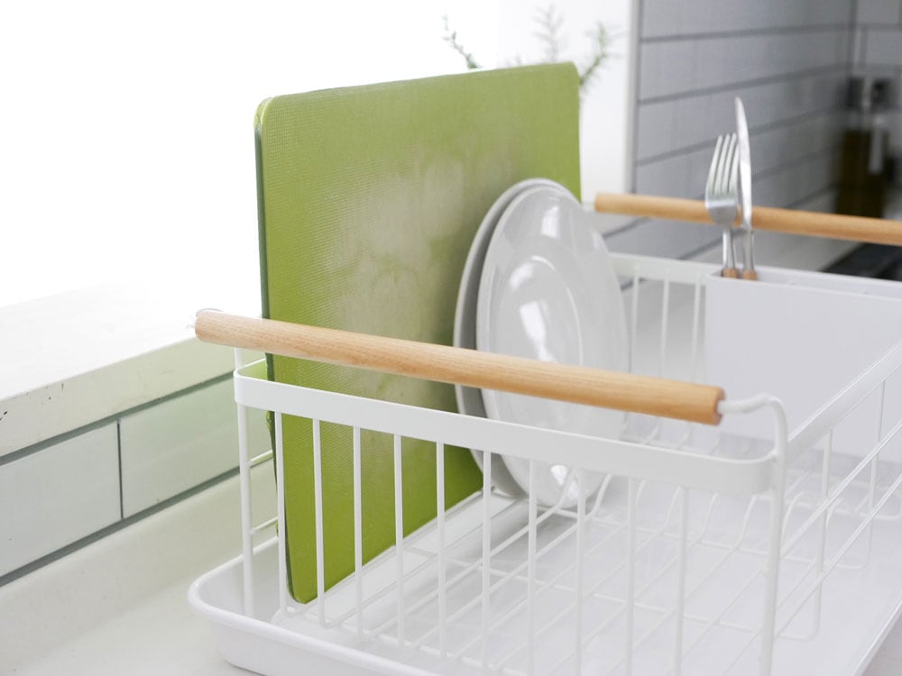 YAMAZAKIブランドのtosca/トスカ水切りバスケットがキッチンカウンターに置かれ、食器やまな板が整理されている様子