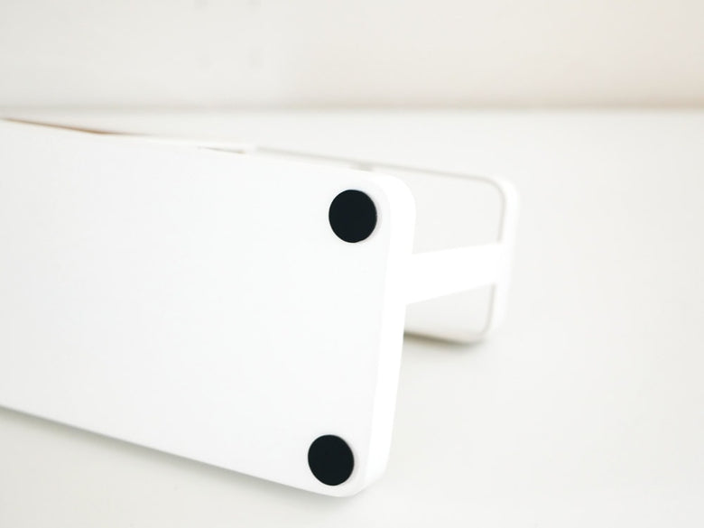 YAMAZAKI/towerブランドの「デスクバー」。スチールと天然木積層合板で作られた、幅約24.5cm、高さ約11.3cmのオフィスデスク用アクセサリー