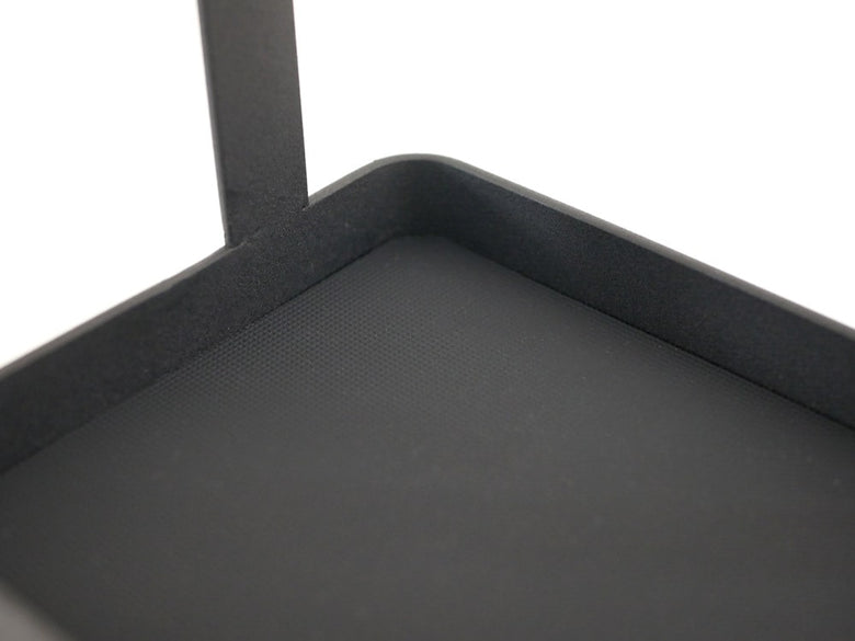 YAMAZAKI/towerのデスクバー。スチールと天然木を組み合わせた高さ約11cmのオフィスアクセサリー。