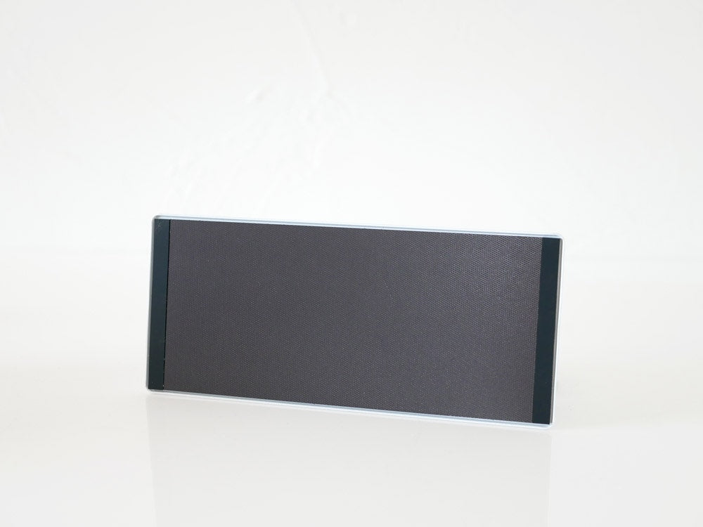 YAMAZAKI/towerのマグネットバスルームラックがスチール製の平らな壁面に取り付けられている様子