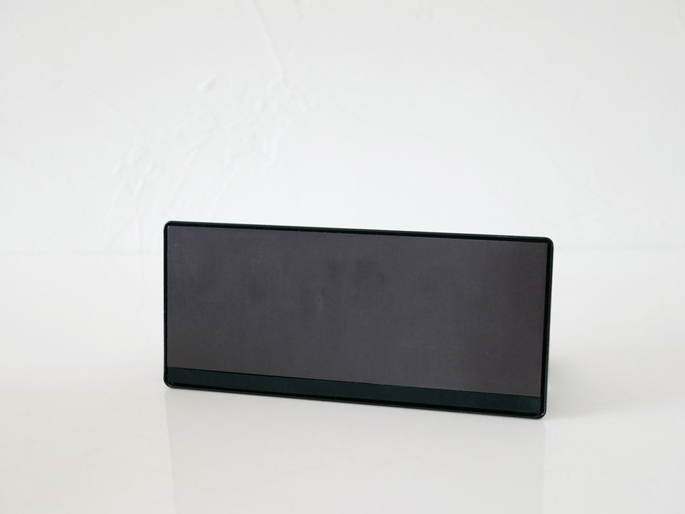 YAMAZAKI/tower製銀色のマグネットバスルームラック。スチール製で平らな壁面に簡単に取り付け可能なデザイン。