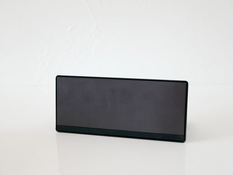 YAMAZAKI/tower製銀色のマグネットバスルームラック。スチール製で平らな壁面に簡単に取り付け可能なデザイン。