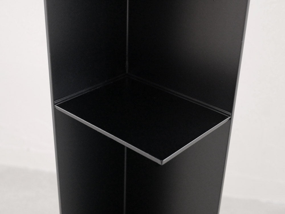 YAMAZAKIタワーのスリムトイレラック、グレーのスチール製で複数棚とディスプレイケースを備えたデザイン