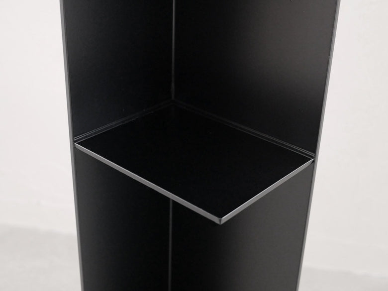 YAMAZAKIタワーのスリムトイレラック、グレーのスチール製で複数棚とディスプレイケースを備えたデザイン