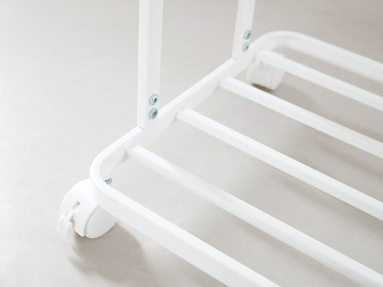 YAMAZAKIタワー製キャスター付きスチールハンガーラック、天然木バーを備えた幅67cmの家具