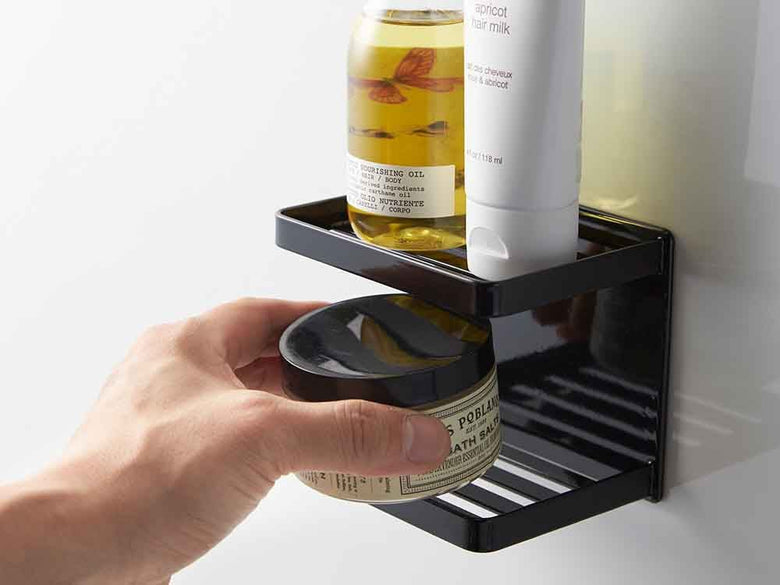 浴室の棚に置かれたマグネット2段ソープトレーとボトル