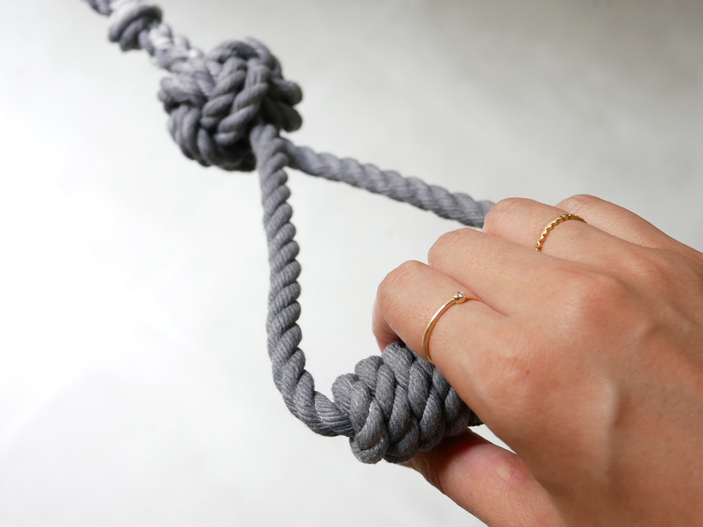 TOOLS FOR THE DOGの日本製手染めドッグリード。ロープと結び目が特徴的なデザインで、直径6mmまたは8mm、長さ1200mm。小型から中型犬に適しています。