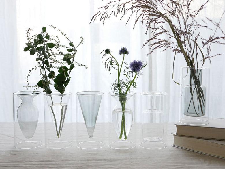 ポッシュリビングの透明なガラス製フロートベースにカットフラワーが美しくアレンジされた高さ15cmの花瓶