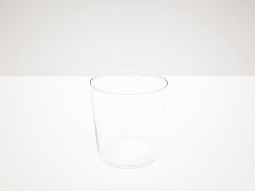 木村硝子店のソバロックグラス。透明なソーダガラス製で、230ccと360ccの容量があり、スロバキア製の円柱型デザイン