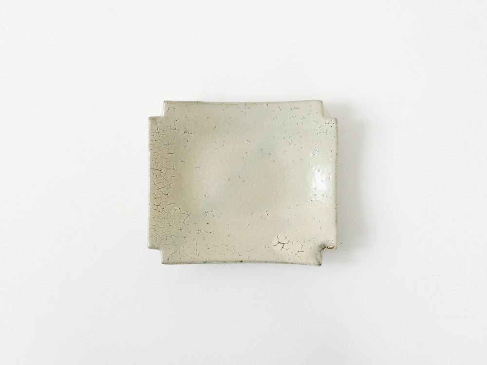 南窯の手作り銀色荒粉引隅切菓子皿。ざらついた表面と隅切り形状が特徴の陶器製で、菓子を盛り付けるのに適しています。