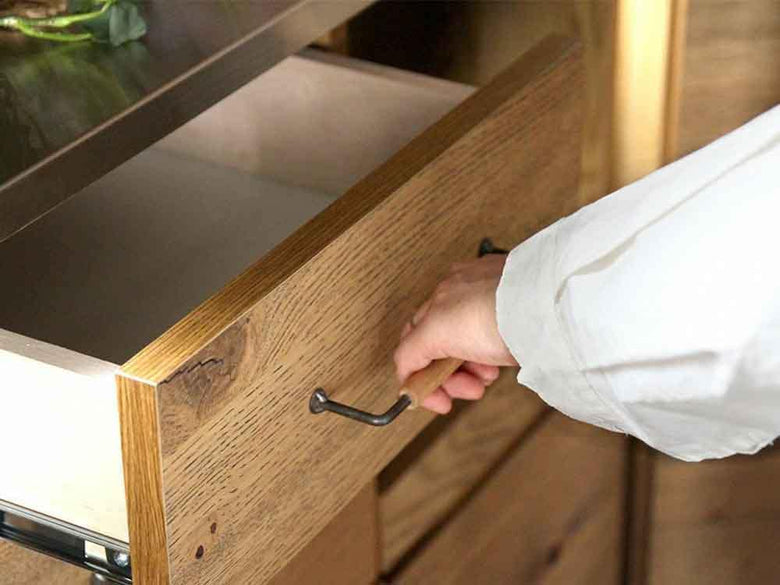 アデペシュのカウンターボード、木製引き出し付き