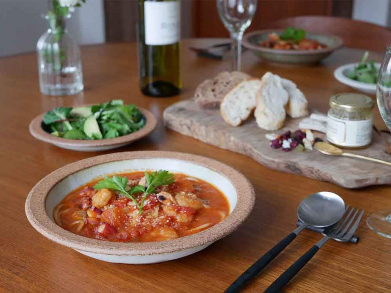 野菜入りシチューが乗った陶器プレート