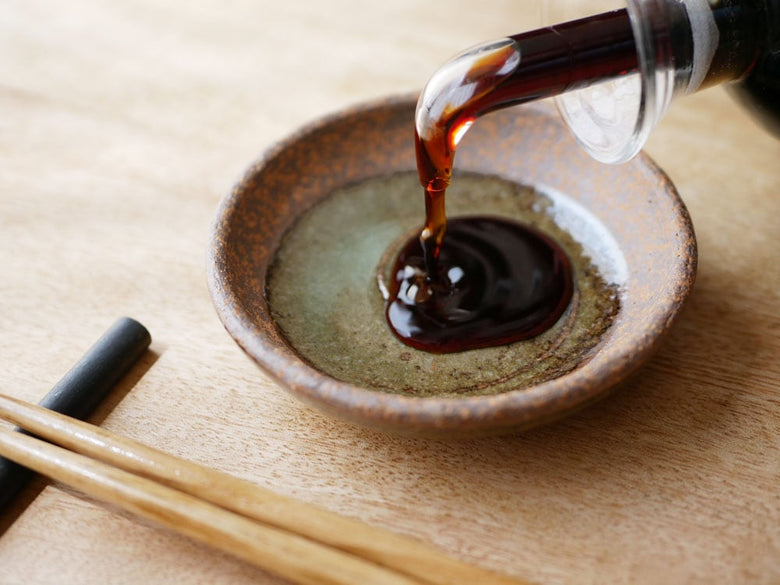 アデペシュOTOHA豆皿と醤油などの調味料