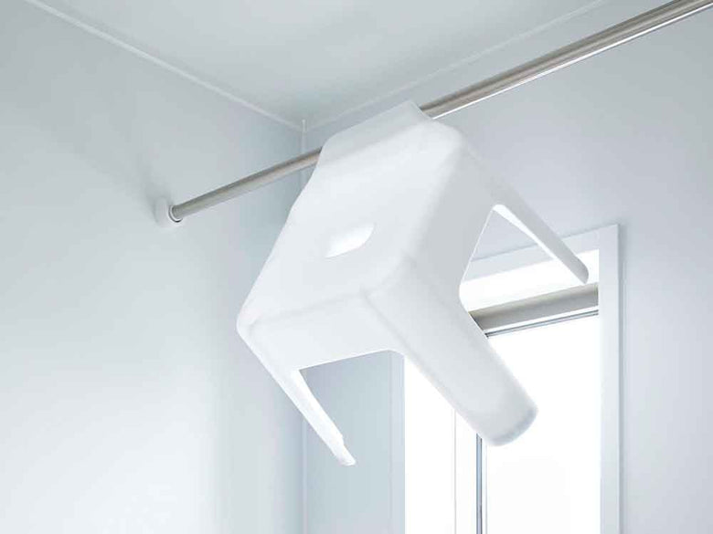 YAMAZAKI/towerの銀色引掛け風呂イス