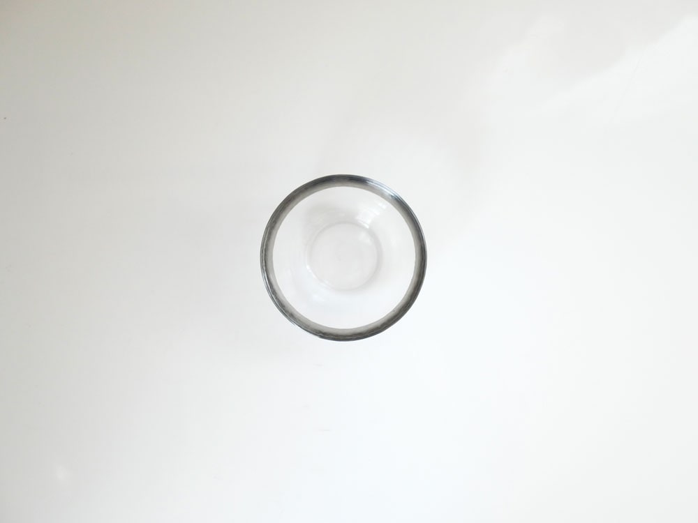 白いソーダガラスボウル、銀色のリム付き