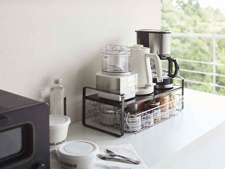 YAMAZAKIタワー伸縮収納ラックに食器が収納されている様子