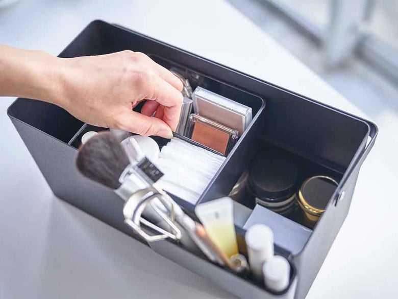 シルバーのヤマザキタワーメイクボックス