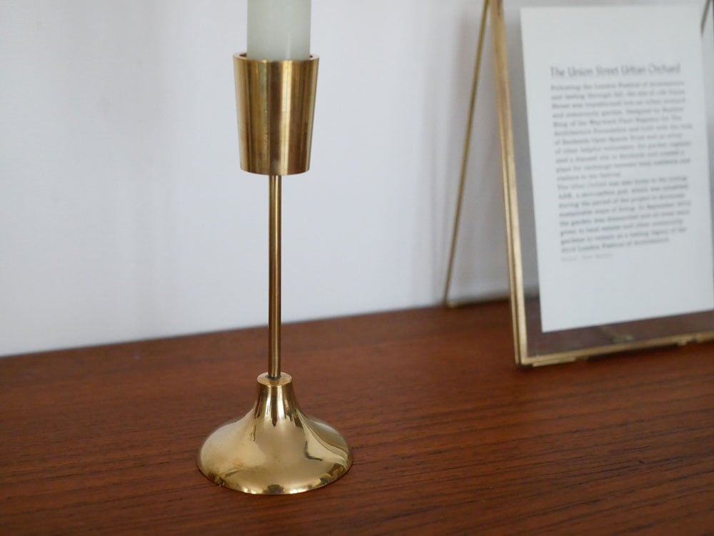 Horn Please MADEの真鍮製キャンドルホルダーにキャンドルとランプシェードが配置された静物