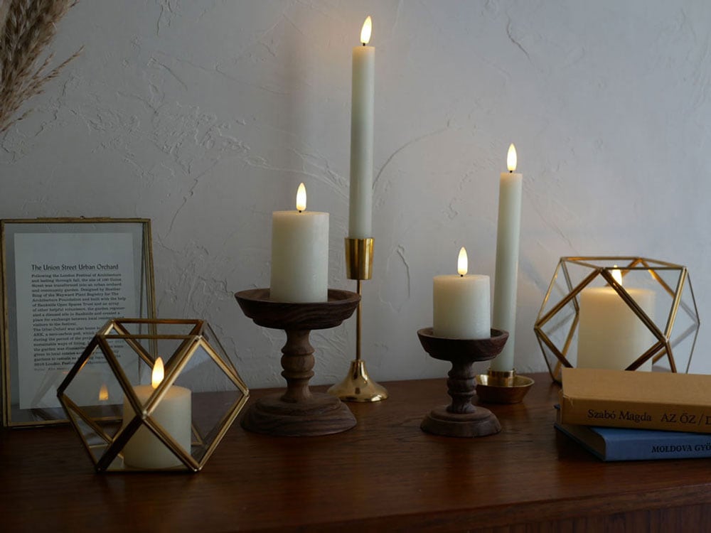 ホーンプリーズ製ブラスキャンドルホルダーに灯る炎