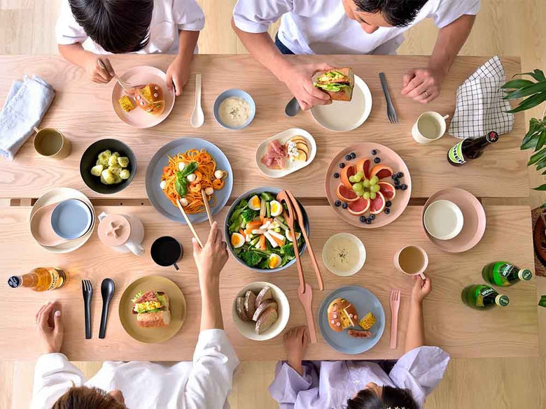 usumonoブランドのバンブーサラダボウルに色とりどりのサラダが盛られている