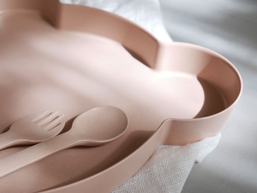 ハート柄の白いビオキッズディッシュマグとスプーン