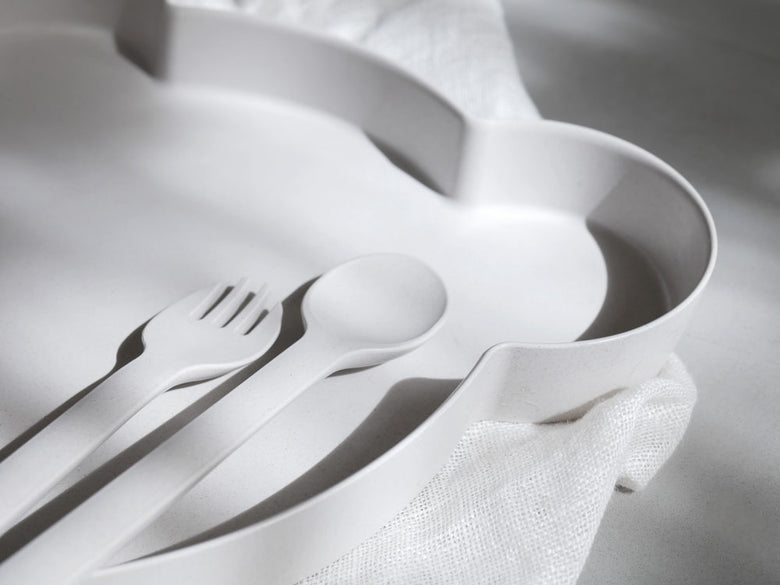 たくビオキッズディッシュマグの白いカップとスプーン