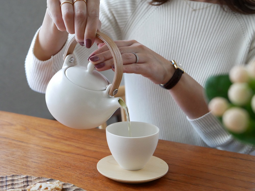 白磁製サリュー急須、木製持ち手付き