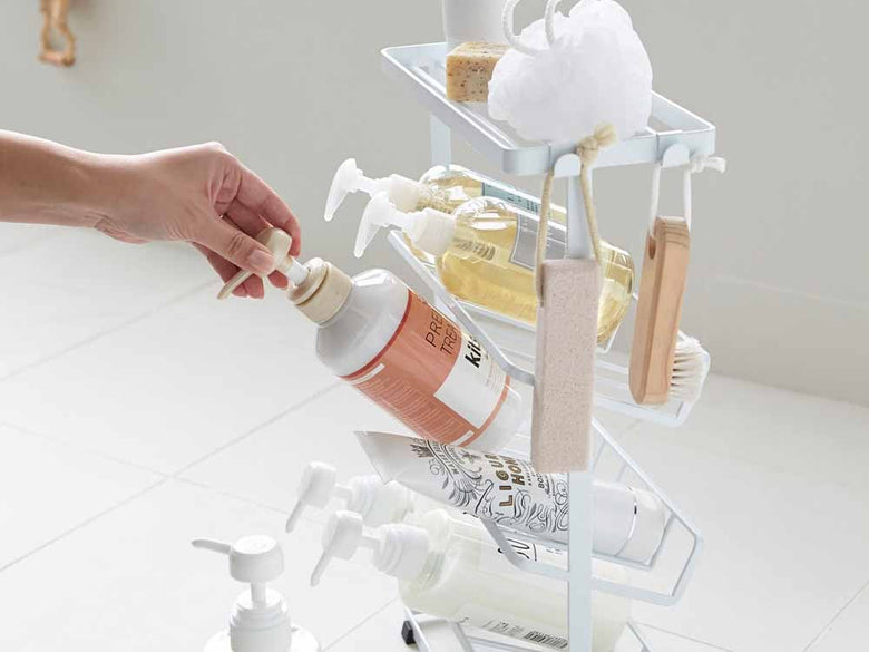 YAMAZAKI/tosca製【タワー】バスボトルラック。高さ44cmのスチール製ラックにソープディスペンサーや化粧品ボトルが収納されており、キッチンやバスルームでの整理に最適です。