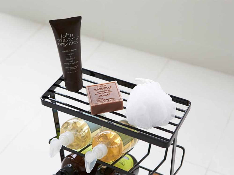 YAMAZAKI/tosca製タワーバスボトルラックにスチール製シェルフ上にボトルや化粧品が陳列されている様子