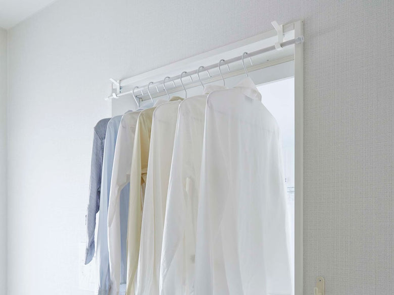 クローゼット内に設置された2個組の室内物干しフック