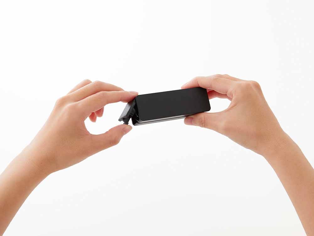 マグネット式の歯磨き粉チューブホルダー