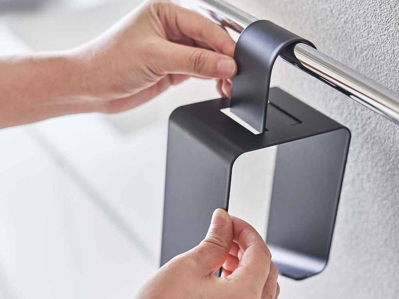 ヤマザキタワーの銀色引っ掛けドライヤーホルダー