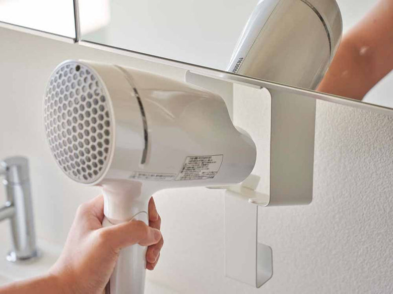 タワー棚下ドライヤーホルダーとヘアドライヤー