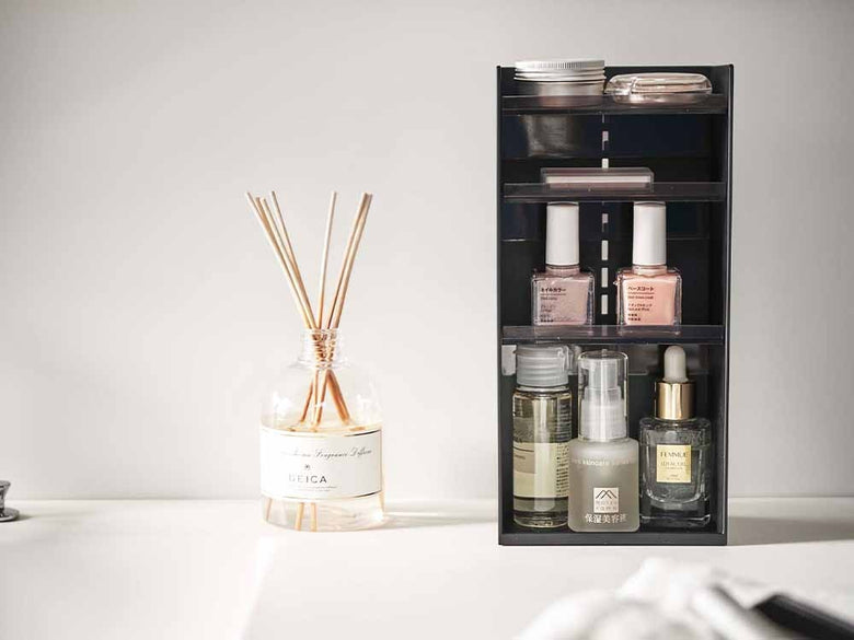 Yamazakiタワー4段コスメ収納ケースに並ぶガラス製化粧品ボトル