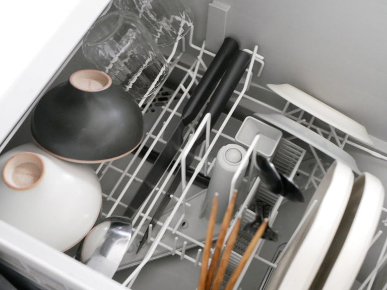 KYOCERA/京セラのココチカルシリーズ、13cmペティナイフ、16cm三徳包丁、18cmシェフズナイフが並んだセラミック製キッチン包丁セット