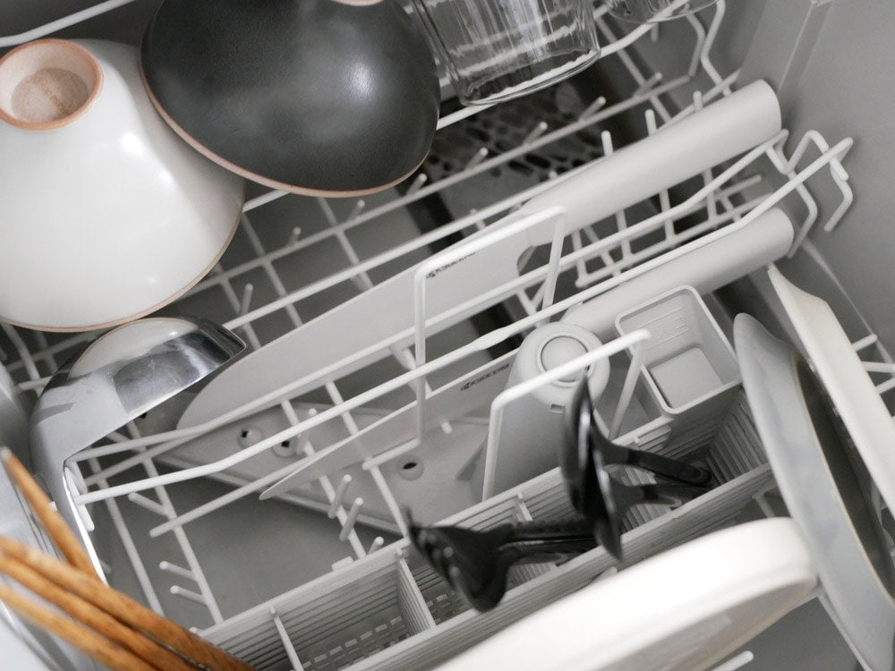 KYOCERAココチカルのセラミック包丁セット（ペティナイフ13cm、三徳包丁16cm、シェフズナイフ18cm）がキッチンの調理台に整然と並んでいる様子