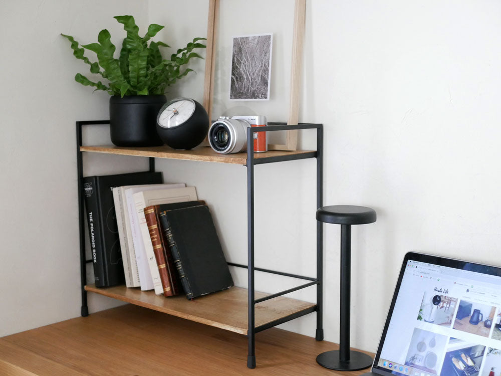 ポッシュリビングの木製スタンドシェルフと観葉植物