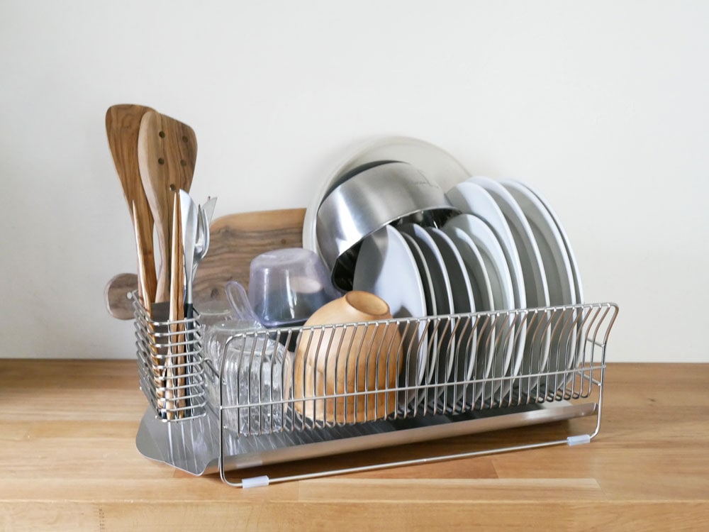 hanautaブランドのローズゴールドメッキ横置き水切りラック。18-8ステンレス製で箸立てやトレイが付属しています。